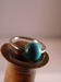 navelpiercing met turquoise balletje