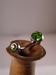 navelpiercing met groene briljantjes