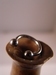 navelpiercing met metalen balletjes
