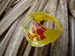ring kunststof met gele/rode lak 