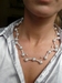 ketting van metaaldraad en kunstparels wit