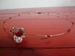 ketting van metaaldraad en glaskralen rood