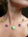 ketting van metaaldraad en schelp paars/groen
